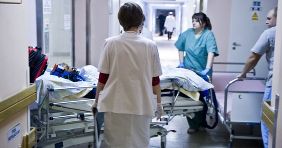 "Grozi nam, że wkrótce nie będzie komu opiekować się chorymi" - alarmuje w środowym wydaniu "Gazeta Wyborcza". Wylicza, że średnia wieku pielęgniarek w Polsce wynosi obecnie 47 lat. "Młodzież nie garnie się do tego zawodu" - podkreśla.