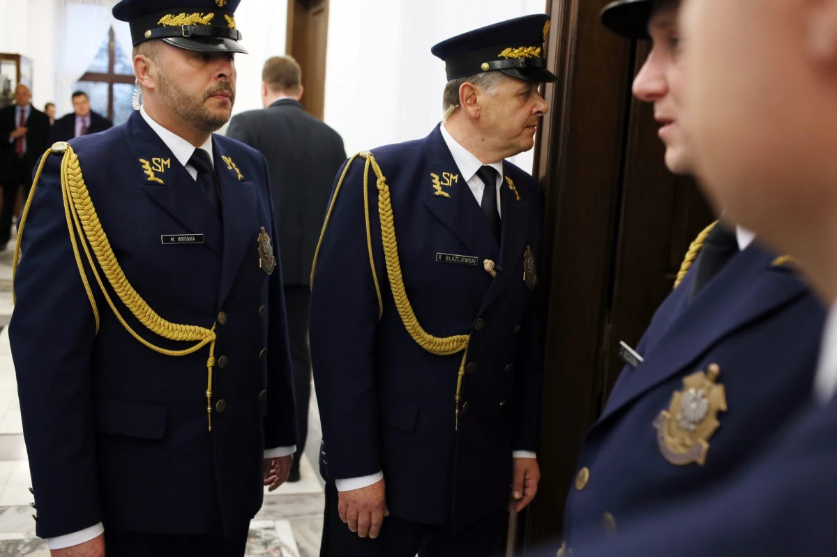 Pracownicy Straży Marszałkowskiej - a jest ich 150 - będą przechodzić sprawnościowe testy - zapowiada "Rzeczpospolita". Wymagania wobec nich będą identyczne jak w odniesieniu do policjantów. Ma to służyć zwiększeniu bezpieczeństwa Sejmu.