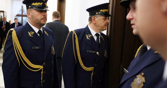 Pracownicy Straży Marszałkowskiej - a jest ich 150 - będą przechodzić sprawnościowe testy - zapowiada "Rzeczpospolita". Wymagania wobec nich będą identyczne jak w odniesieniu do policjantów. Ma to służyć zwiększeniu bezpieczeństwa Sejmu.