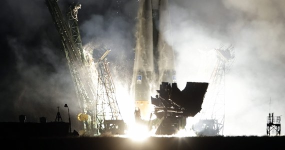 Z powodu usterki silnika rosyjski statek Sojuz,  który wyruszył z trzema astronautami na Międzynarodową Stację Kosmiczną (ISS), dotrze do celu z opóźnieniem - poinformowała amerykańska Państwowa Agencja Aeronautyki i Przestrzeni Kosmicznej (NASA) .  