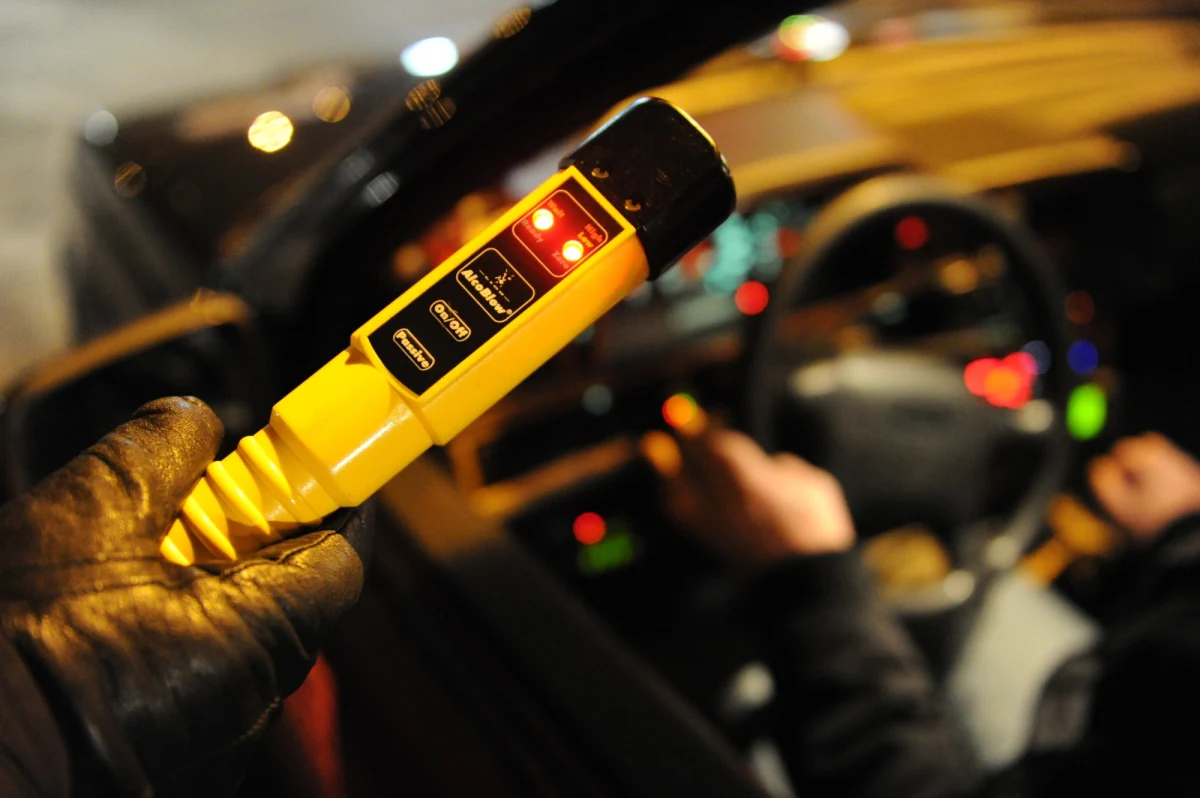 Od 2018 roku we wszystkich samochodach użyteczności publicznej będą musiały być zamontowane alkolocki, urządzenia sprawdzające stan trzeźwości kierowcy zanim ten uruchomi silnik. Chodzi o autobusy, autokary, śmieciarki, tramwaje. Taki obowiązek ma objąć także kierowców już złapanych po pijanemu za kółkiem.  