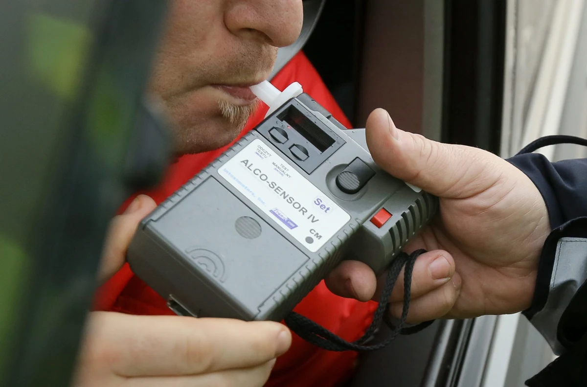 Nasze samochody powinny być wyposażone w alkomaty. Nie będzie jednak sankcji za brak urządzenia. Takie "salomonowe" rozwiązanie zaproponuje ministerstwo infrastruktury, by wyjść naprzeciw oczekiwaniu premiera. Donald Tusk zapowiedział "alkomat w każdym aucie" po tragicznym wypadku w Kamieniu Pomorskim.