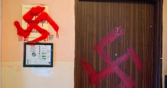 Katowicka policja poszukuje wandali, którzy namalowali nazistowskie symbole na biurze senatorskim Kazimierza Kutza. Namalowane czerwoną farbą swastyki znalazły się na tablicy informacyjnej i na drzwiach biura senatorskiego przy ul. Gliwickiej.