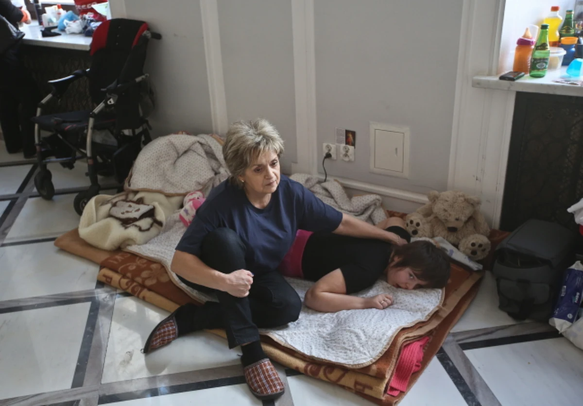 Rodzice dzieci niepełnosprawnych rozważają przerwanie protestu - dowiedziała się reporterka RMF FM Monika Gosławska. Oburzeni opuścili posiedzenie sejmowej komisji polityki społecznej i rodziny poświęcone rządowemu pomysłowi podniesienia im od maja świadczeń. W środę wieczorem spotkał się z nimi minister pracy.