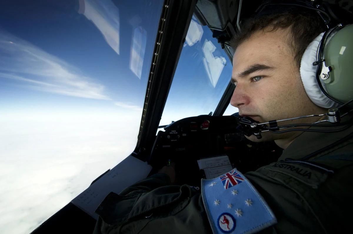 Zła pogoda zmusiła samoloty uczestniczące w poszukiwaniach malezyjskiego Boeinga 777, który prawdopodobnie uległ katastrofie w południowej części Oceanu Indyjskiego, do powrotu do baz - poinformował oficer marynarki wojennej USA. 