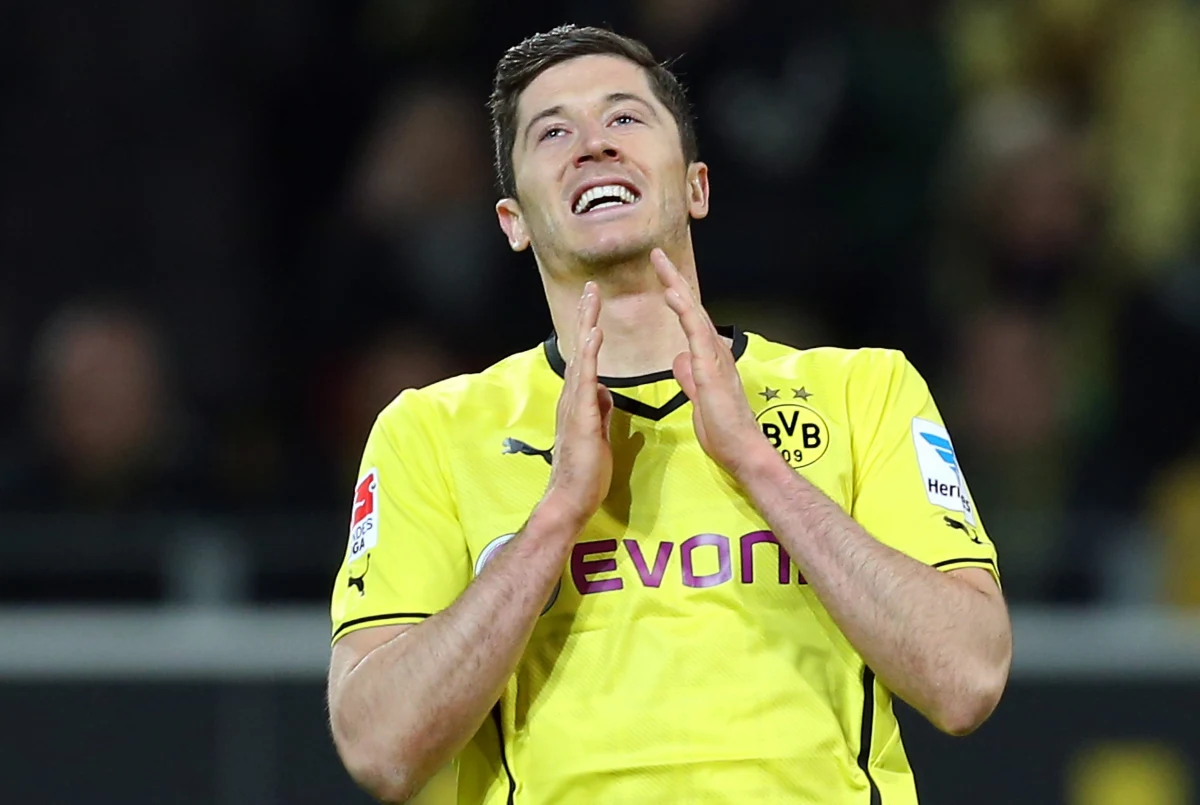 "Jeśli pewnego dnia Messi przeszedłby do Bayernu, to mogę śmiało powiedzieć, że z Robertem Lewandowskim stworzyliby duet marzeń. Bayern byłby wówczas rywalem nie do pokonania nie tylko w Niemczech, ale i w każdej lidze" - powiedział niemieckiemu dziennikowi "Sport Bild" legendarny piłkarz Argentyny Diego Armando Maradona.