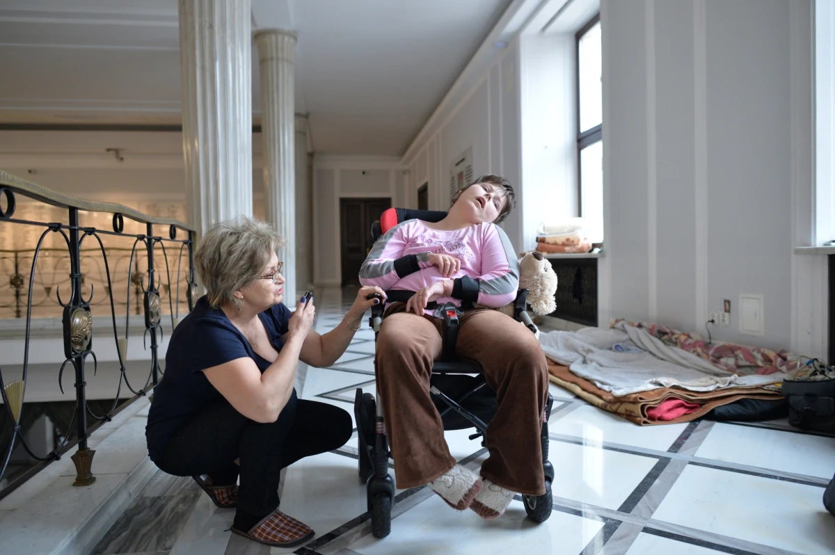 250 osób ma wziąć udział w proteście opiekunów dorosłych niepełnosprawnych przed Sejmem. Domagają się zwiększenia wypłacanych im świadczeń. Nie wykluczają, że na Wiejskiej zbudują miasteczko namiotowe. Jak mówią, są gotowi protestować „do nieskończoności”.