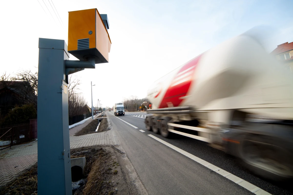 Mandat za zdjęcie z fotoradaru dostaje zawsze właściciel auta, a nie kierowca - takie rozwiązanie blokuje Ministerstwo Sprawiedliwości. Gotowy projekt od dwóch miesięcy leży w Sejmie, ale negatywna opinia resortu zahamowała prace nad pomysłami posłów PO. Ten sam projekt odbierał fotoradary strażom gminnym, a wysokość mandatów uzależniał od średniego wynagrodzenia. 