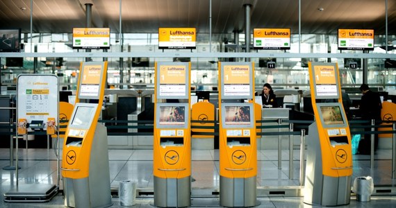 Na siedmiu niemieckich lotniskach rozpoczął się rano strajk ostrzegawczy pracowników służb publicznych. Skutki akcji protestacyjnej odczuwa najdotkliwiej największy niemiecki port lotniczy we Frankfurcie nad Menem. Lufthansa odwołała 600 lotów. 