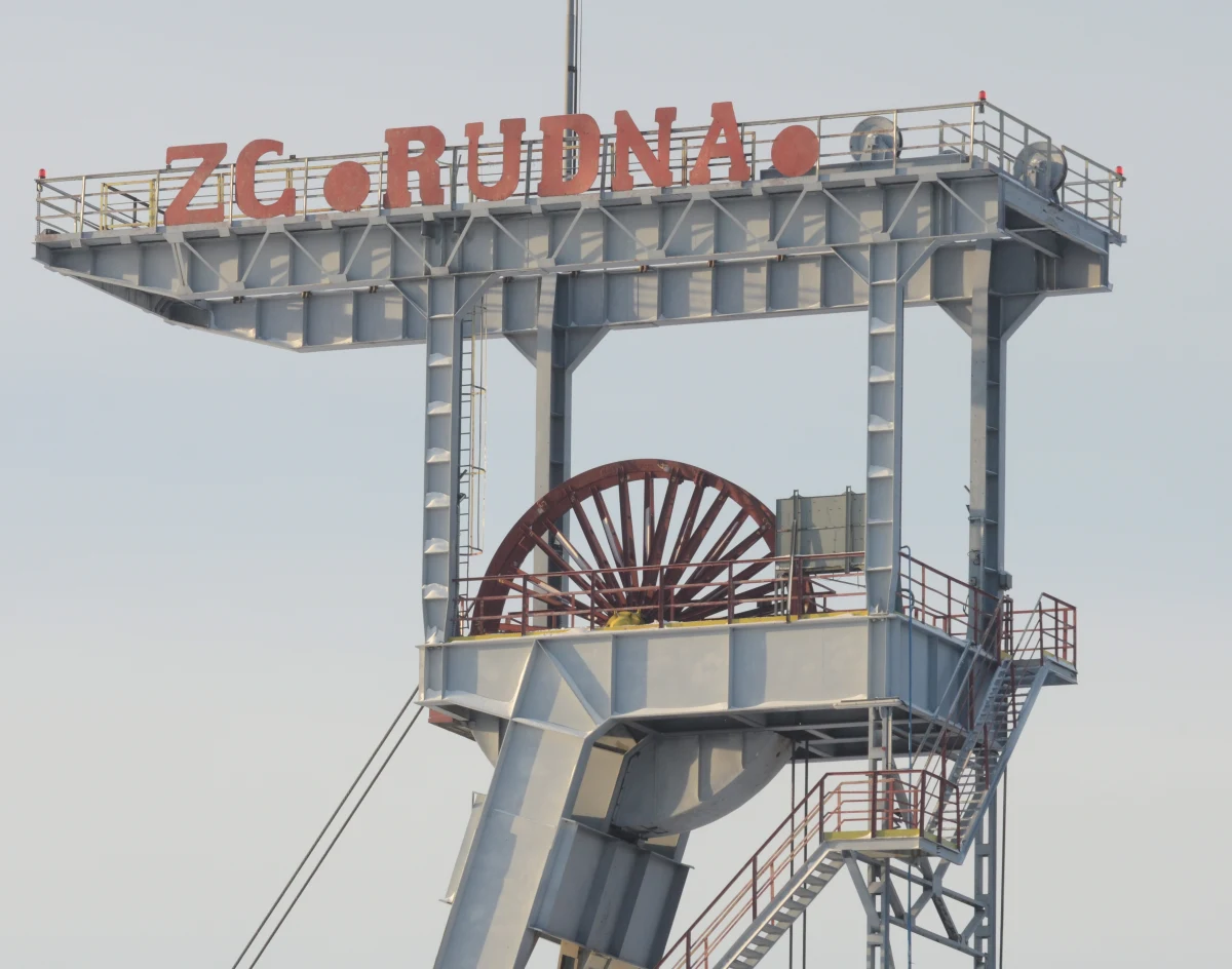 Ratownikom udało się wydobyć górnika uwięzionego pod ziemią w kopalni "Rudna Główna" w Polkowicach na Dolnym Śląsku. Mężczyzna został przewieziony do szpitala w Lubinie. Akcja ratownicza trwała prawie cztery godziny. Informację o wypadku dostaliśmy na Gorącą Linię RMF FM.