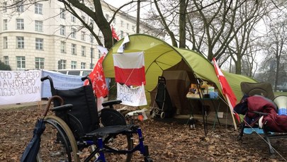 Protest niepełnosprawnych przed Sejmem