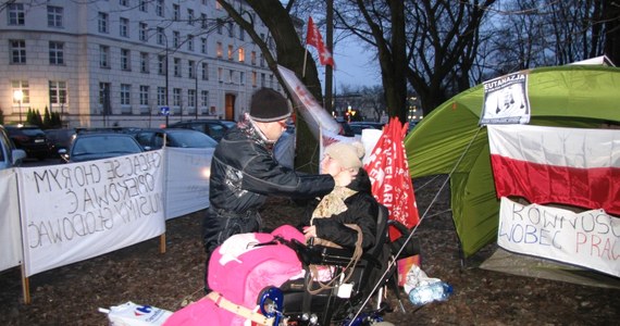 Piątek jest kolejnym dniem protestu rodziców niepełnosprawnych dzieci i opiekunów dorosłych niepełnosprawnych. Ci drudzy przyjechali do Warszawy w czwartek. Domagają się wyższych świadczeń i zapowiadają, że spędzą na ul. Wiejskiej co najmniej zbliżający się weekend.
