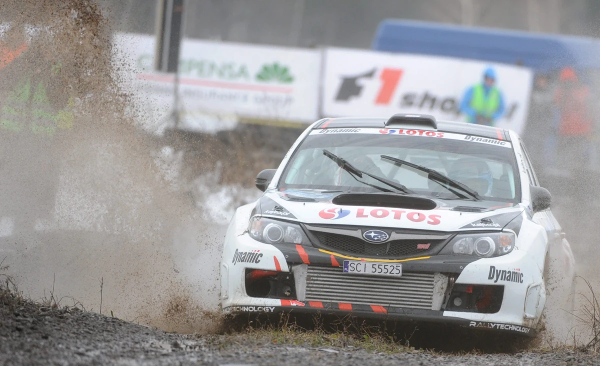 Czterokrotny mistrz Polski Kajetan Kajetanowicz (Ford Fiesta R5) miał czwarty czas na odcinku kwalifikacyjnym przed rozpoczynającym się jutro 60. Rajdem Akropolu, trzecią rundą mistrzostw Europy. Polaka wyprzedzili Holender Kevin Abbring i Irlandczyk Craig Breen (obaj jadący Peugeotami 208 T16) oraz lider klasyfikacji generalnej ME (ex aequo z Robertem Kubicą) Fin Esapekka Lappi (Skoda Fabia S2000).