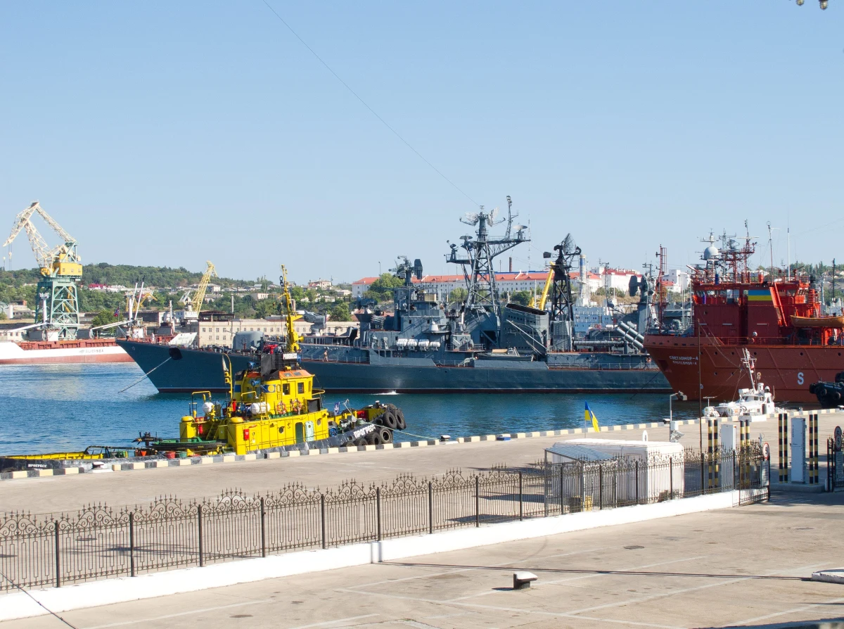 Federacja Rosyjska rozpoczęła procedurę wypowiadania Ukrainie dwustronnych umów o stacjonowaniu Floty Czarnomorskiej FR na Krymie - poinformował sekretarz prasowy prezydenta Rosji Dmitrij Pieskow. Krym został zajęty przez Rosjan pod koniec lutego. 