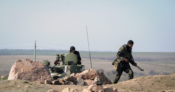 Ministerstwo Obrony Ukrainy oświadczyło, że wbrew doniesieniom z Moskwy ukraińskie siły zbrojne wciąż znajdują się na okupowanym przez Rosję Krymie. Resort w Kijowie podkreślił, że rozmowy o wyprowadzeniu wojsk z półwyspu jeszcze się nie zakończyły.  