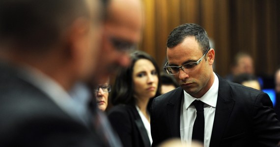 Proces Oscara Pistoriusa, oskarżonego o zabójstwo z premedytacją swojej dziewczyny, zostanie wznowiony 7 kwietnia. W piątek znany sportowiec miał złożyć zeznania. Nie zdążył jednak powiedzieć ani słowa. Sprawa została przerwana z powodu choroby jednego z asystentów sędzi prowadzącej proces. 