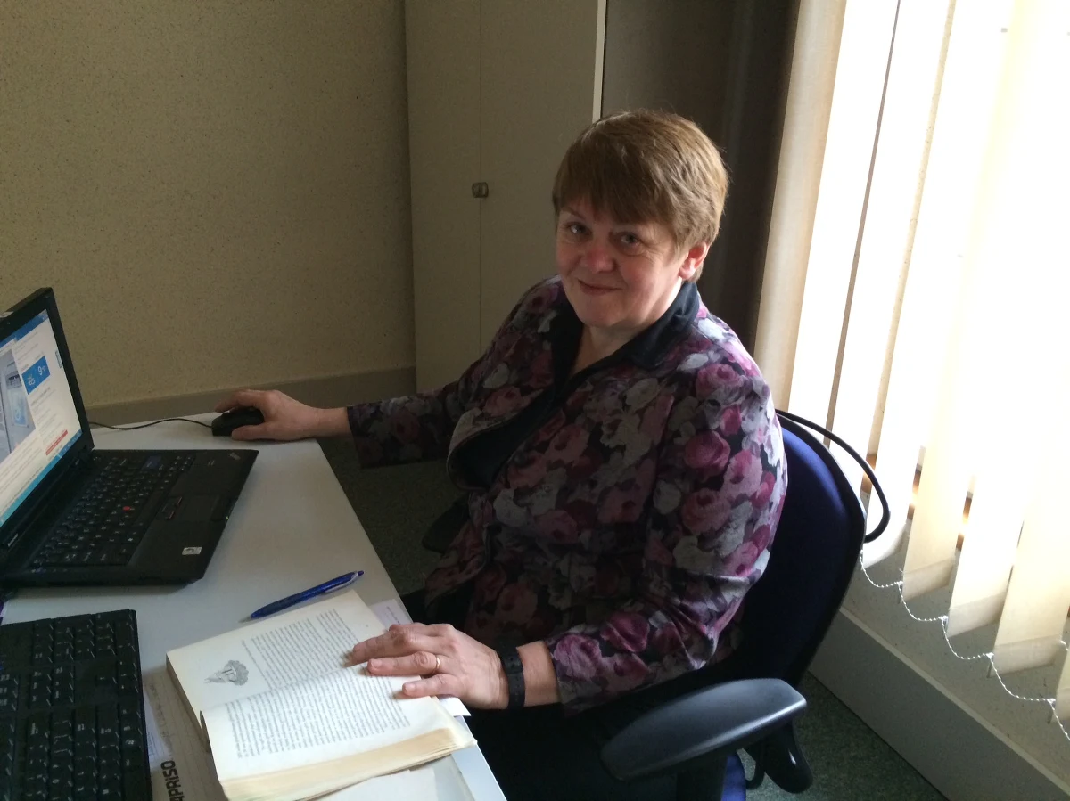 „Korzystajmy z pięknej pogody w weekend, idźmy na wycieczkę z dzieckiem – ale absolutnie bez podręcznika” – radzi pedagog szkolny Halina Bieroń rodzicom szóstoklasistów, którzy w przyszłym tygodniu będą pisać sprawdzian. „W czasie samego egzaminu nie należy ulegać panice, spokojnie zabrać się do rozwiązywania zadań, nabrać powietrza, wypuścić, pilnować czasu” – mówi Halina Bieroń w rozmowie z Agnieszką Friedrich i Bogdanem Zalewskim. W ramach akcji "Szósta klasa na szóstkę", organizowanej przez RMF FM, INTERIA.PL i TVP Info Halina Bieroń udzielała dziś odpowiedzi rodzicom szóstoklasistów.