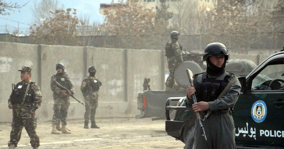 Pięciu talibów, którzy zaatakowali odwiedzany przez obcokrajowców pensjonat w Kabulu, zostało zabitych. Między afgańskimi siłami bezpieczeństwa a napastnikami wywiązała się strzelanina. Zginęła mała dziewczynka.