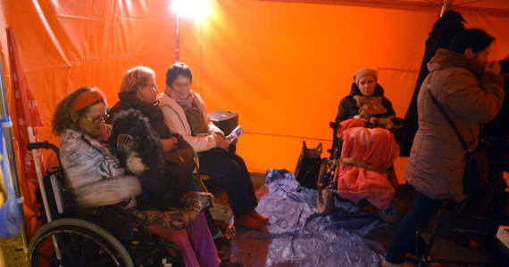 Opiekunowie osób niepełnosprawnych protestujący w Sejmie oraz przed nim zapowiadają, że zostaną na ul. Wiejskiej, dopóki rząd nie zrealizuje ich postulatów. Rodzice chorych dzieci i opiekunowie dorosłych niepełnosprawnych chcą m.in. podwyższenia świadczeń. 