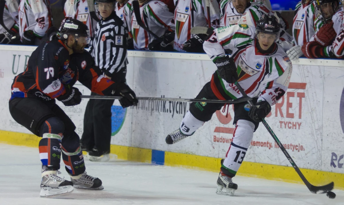 Hokeiści GKS Tychy pokonali Ciarko PBS Bank w Sanoku 4:1 i objęli prowadzenie 2:1 w serii do czterech zwycięstw w finale Polskiej Hokej Ligi. W sobotę zostanie rozegrany mecz numer 4. Brązowe medale mistrzostw Polski zapewnili sobie już natomiast zawodnicy JKH GKS Jastrzębie. Rozgromili Aksam Unię Oświęcim 7:1 i wygrali całą serię 3:0.