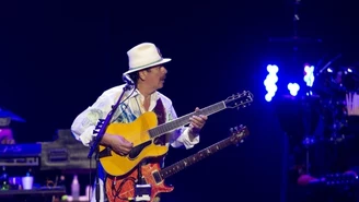 Carlos Santana wykona hymn turnieju podczas ceremonii zamknięcia