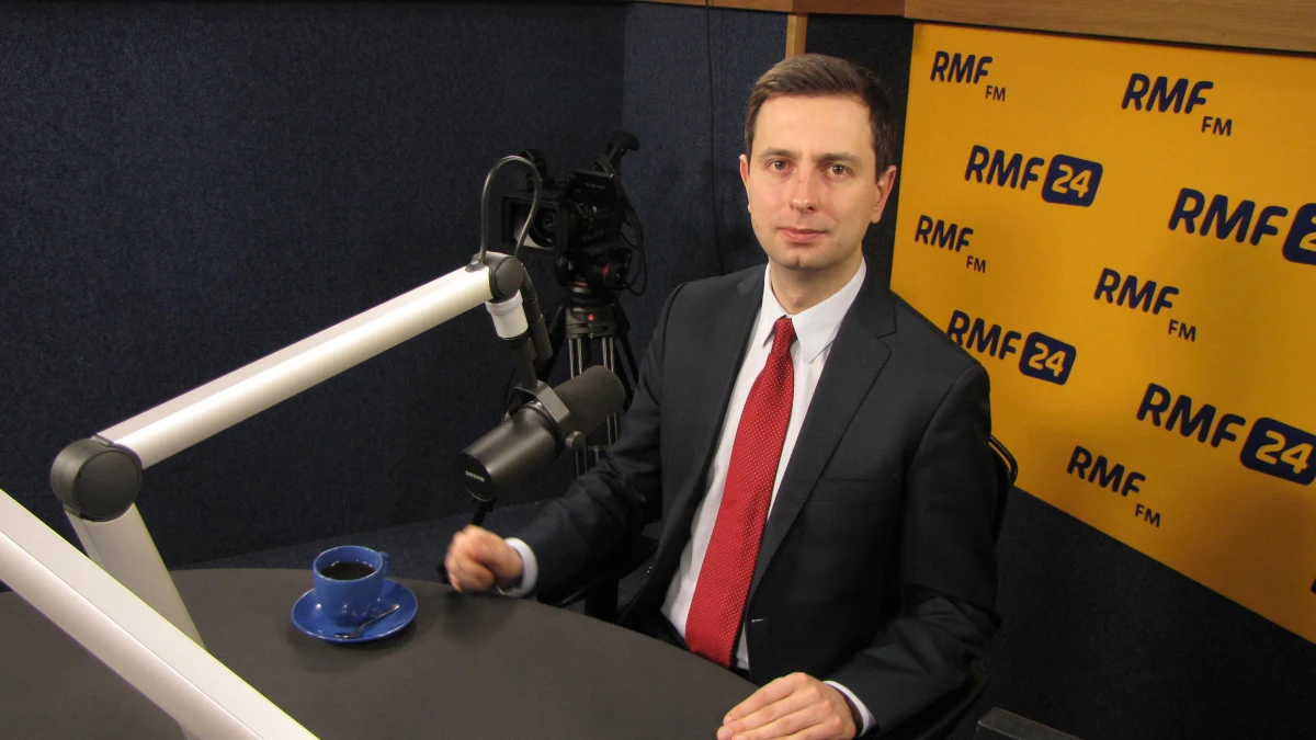 Minister pracy opowiada się za powołaniem międzyresortowego zespołu z udziałem przedstawicieli protestujących oraz szefów fundacji dobroczynnych, który zajmie się pracami nad pomocą dla niepełnosprawnych i ich opiekunów. „Wszystko na to wskazuje, że zmiany w przepisach o zasiłkach w przyszłym tygodniu zostaną przyjęte” – mówi Władysław Kosiniak-Kamysz, Gość Krzysztofa Ziemca w RMF FM.