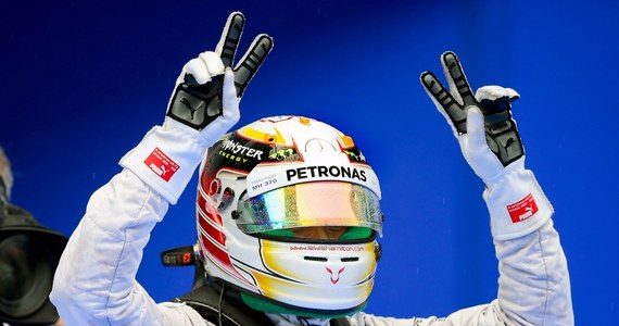 Brytyjczyk Lewis Hamilton wygrał kwalifikacje przed niedzielnym wyścigiem samochodowych mistrzostw świata Formuły 1 Grand Prix Malezji na torze w Sepang. Drugi był broniący tytułu Niemiec Sebastian Vettel, a trzeci jego rodak Nico Rosberg. 