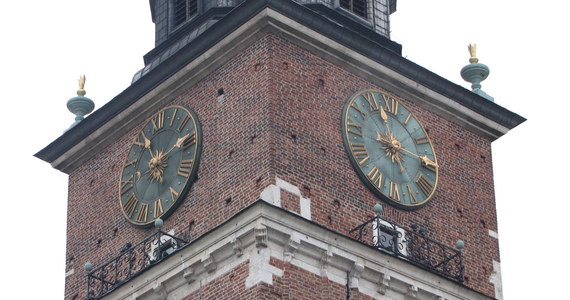 W Krakowie jednym z najbardziej znanych zegarów jest ten umieszczony na Wieży Ratuszowej w Rynku Głównym. Jego tarcze pokazują czas na cztery strony świata. Dziś w nocy przyspieszy on o godzinę. Przechodzimy bowiem na czas letni.