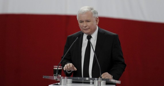 "Trzeba naprawić polskie państwo, które dzisiaj jest systemem korporacji" - mówił na spotkaniu z mieszkańcami Koluszek Jarosław Kaczyński. "Nie ma na świecie instytucji, która działałaby dobrze w sytuacji, gdy jest poza jakąkolwiek kontrolą. A tak działają obecnie polskie sądy. To chcemy zmienić" – podkreślił prezes Prawa i Sprawiedliwości. 
