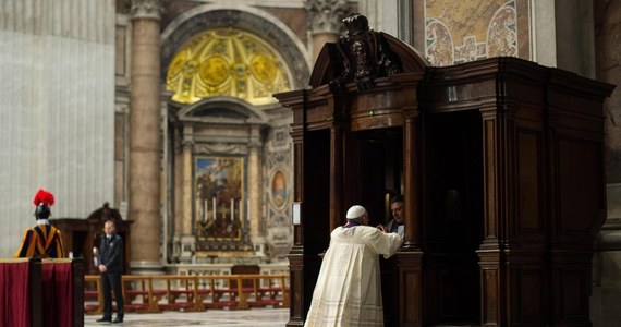 Nikt wcześniej nie widział takiej sceny w Watykanie: po raz pierwszy papież spowiadał się podczas publicznej ceremonii w bazylice świętego Piotra. Tak dziennik "Corriere della Sera" komentuje nieoczekiwaną spowiedź Franciszka podczas liturgii pokutnej. 