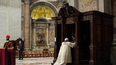Papież spowiadał się podczas publicznej ceremonii  