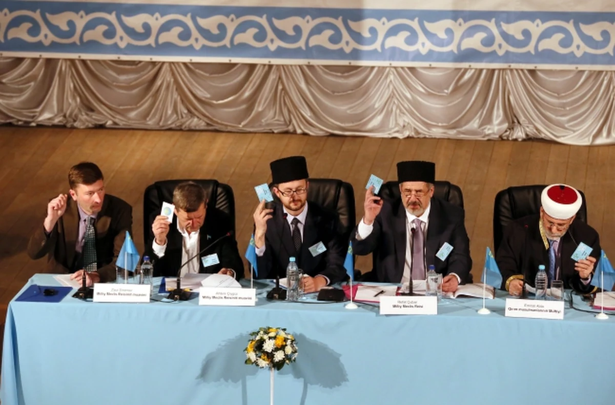 Zjazd Tatarów krymskich ogłosił podczas obrad w Bachczysaraju rozpoczęcie politycznych i prawnych procedur mających na celu utworzenie narodowej i terytorialnej autonomii Tatarów na Krymie. Delegaci przyjęli uchwałę "O realizacji przez naród Tatarów krymskich prawa do samookreślania się na swoim historycznym terytorium - na Krymie".