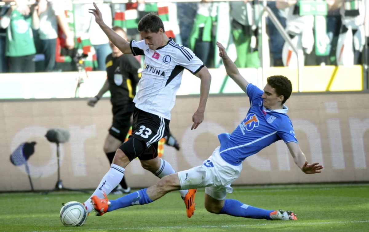 Legia Warszawa pokonała Lech Poznań 1:0 (1:0) w meczu na szczycie 28. kolejki piłkarskiej ekstraklasy i umocniła się na pozycji lidera. "Przed nami długa droga do mistrzostwa Polski. Nadal musimy ciężko pracować, liga jeszcze się nie skończyła. Chciałbym żebyśmy regularnie grali na wysokim poziomie i musimy cały czas poprawiać swoją postawę na boisku. Myślenie, że już jesteśmy mistrzami byłoby dużym błędem" - mówił po spotkaniu trener Legionistów, Henning Berg.