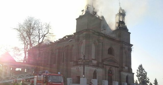 Pożar poważnie zniszczył zabytkowy kościół z pierwszej połowy XIX  wieku w Rogowie koło Żnina w Kujawsko-Pomorskiem. Spaliły się dwie wieże i cały dach świątyni. Informację dostaliśmy na Gorącą Linię RMF FM. 
