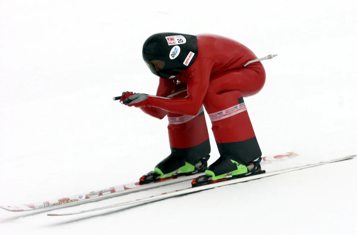 Jędrzej Dobrowolski wynikiem 238,885 km/h, uzyskanym w zawodach Speed Masters we francuskim Vars, poprawił należący do niego od roku rekord Polski (234,933 km/h) w narciarstwie szybkim. Jak podkreślił, zamierza na tej trasie uzyskać jeszcze lepszy rezultat. 