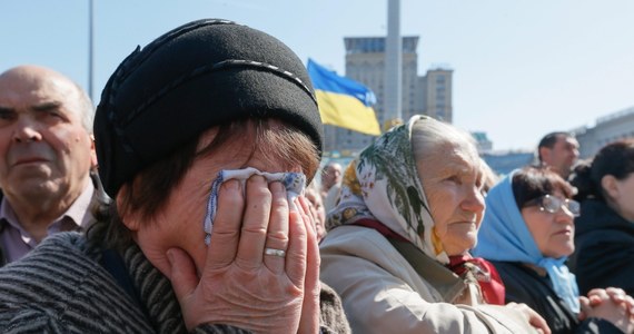 Około 5 tysięcy Ukraińców wzięło udział w uroczystościach żałobnych na Majdanie Niepodległości w Kijowie poświęconych pamięci ofiar starć przeciwników poprzednich władz Ukrainy z siłami bezpieczeństwa. Złożono tysiące kwiatów i zapalono znicze. 