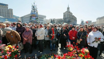 Tysiące kwiatów i zniczy na Majdanie
