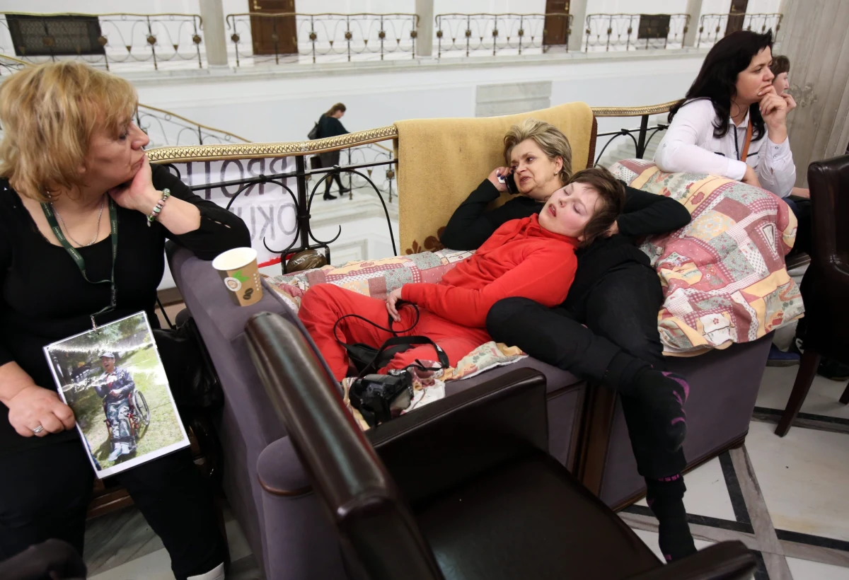 "Nie poddajemy się, będziemy walczyć do skutku" - mówią naszemu reporterowi opiekunowie dzieci i dorosłych niepełnosprawnych, którzy protestują w Sejmie i przed jego gmachem. Są zdeterminowani i zostaną, dopóki nie wywalczą godnych warunków życia dla swoich podopiecznych. "A to dopiero przygrywka - w czwartek i piątek będzie nas tu jeszcze więcej" - dodają demonstrujący przed parlamentem. 