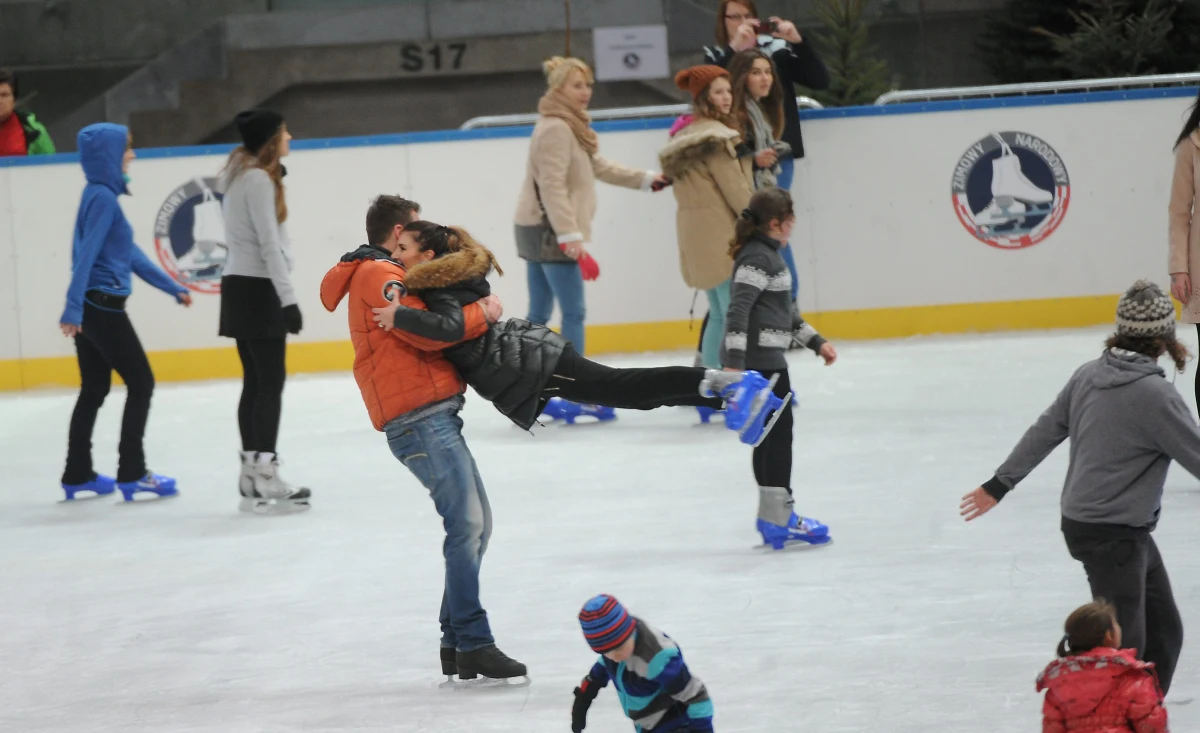Nikt nie odpowie za uszkodzenie lodowiska na Stadionie Narodowym. Prokuratura Rejonowa na warszawskiej Pradze umorzyła postępowanie w sprawie zniszczenia tafli lodu na początku stycznia. Trzy pobrane do badań próbki potwierdziły co prawda obecność soli, jednak mimo przesłuchania ochrony obiektu i przejrzenia monitoringu nie udało się znaleźć sprawców. 