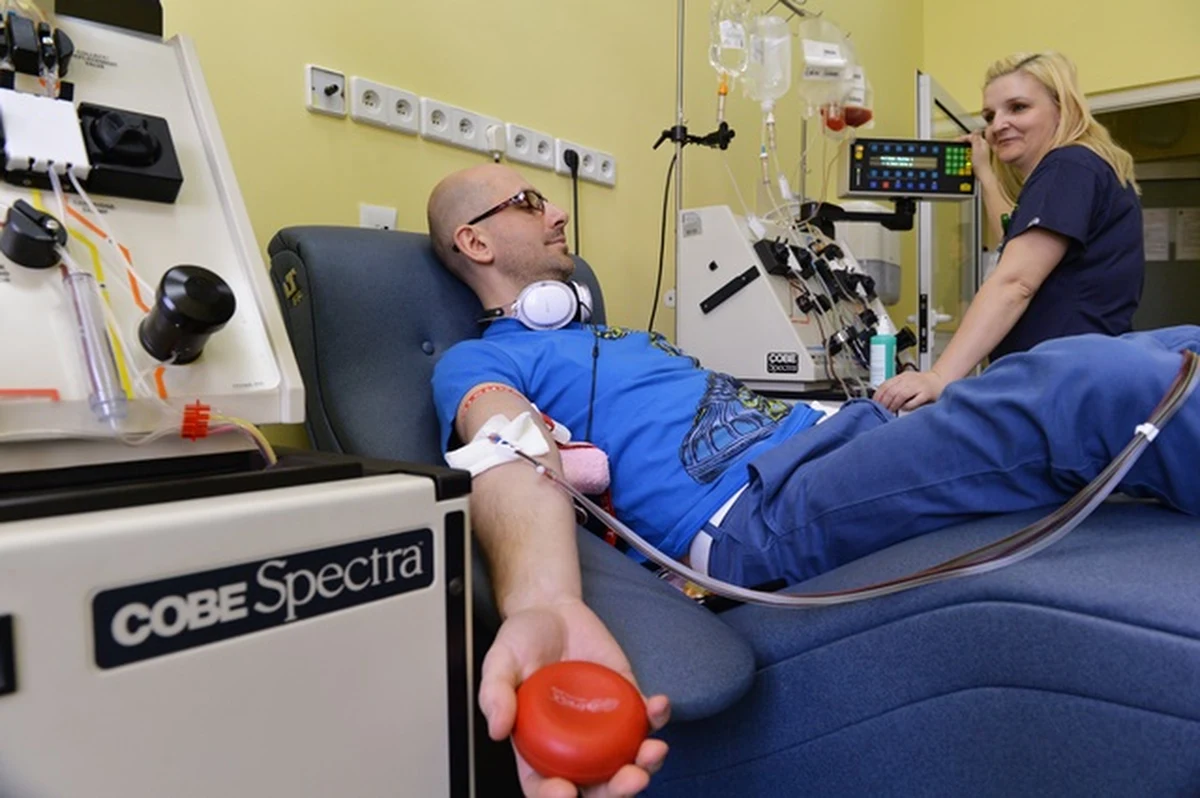 W Banku Komórek Krwiotwórczych Szpitala Uniwersyteckiego w Krakowie Łukasz Filip, oddał swoje komórki macierzyste, aby uratować komuś życie. Akcja Fundacji DKMS ma pokazać, że warto zostać dawcą szpiku kostnego.