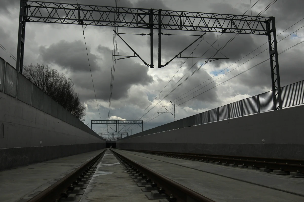 Nie powstanie nowa linia kolejowa łącząca Aglomerację Śląską z lotniskiem w Pyrzowicach. Polskie Linie Kolejowe właśnie odstąpiły od umowy z niemiecko-polskim konsorcjum, które miało przygotować dokumentację i zaprojektować nową trasę - dowiedział się reporter RMF FM Mariusz Piekarski. Kolejarze chcą też zwrotu ponad 25 milionów złotych wydanych na projekt.