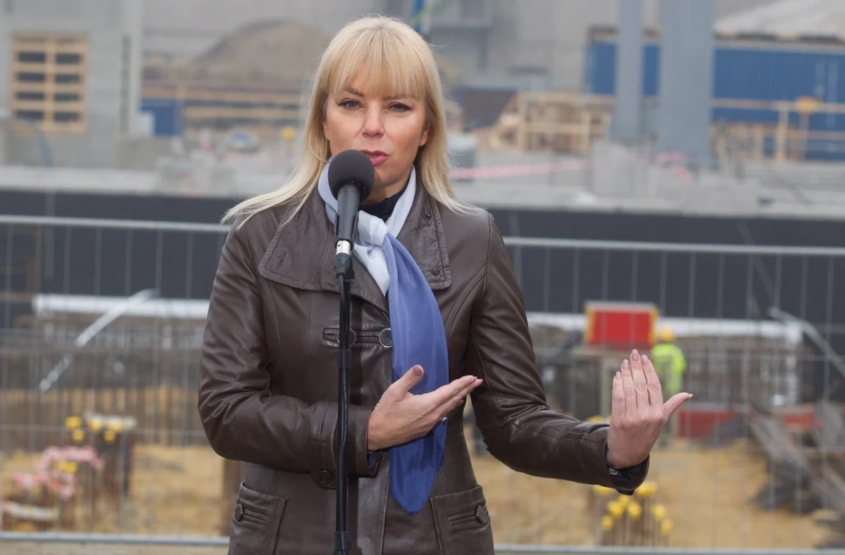 Elżbieta Bieńkowska lubi luksusowe podróże lotnicze. Jak dowiedział się reporter RMF FM Grzegorz Kwolek, wicepremier w marcu w czasie prywatnej podróży dwukrotnie razem z rodziną korzystała z saloniku vip na warszawskim lotnisku Okęcie. Za usługę do tej pory jeszcze nie zapłaciła, a bezpłatne korzystanie z saloniku przysługuje ministrom jedynie w podróży służbowej. 