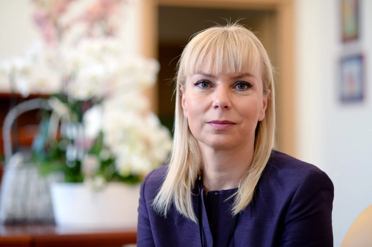 Po naszej publikacji o tym, że Elżbieta Bieńkowska dwukrotnie w prywatnej podróży korzystała z saloniku vip na Okęciu, dostaliśmy informację od rzecznika wicepremier o opłaceniu usługi. Miała zapłacić z własnej kieszeni. Wcześniej rzecznik Ministerstwa Infrastruktury i Rozwoju informował nas, że wicepremier wciąż czeka na fakturę.