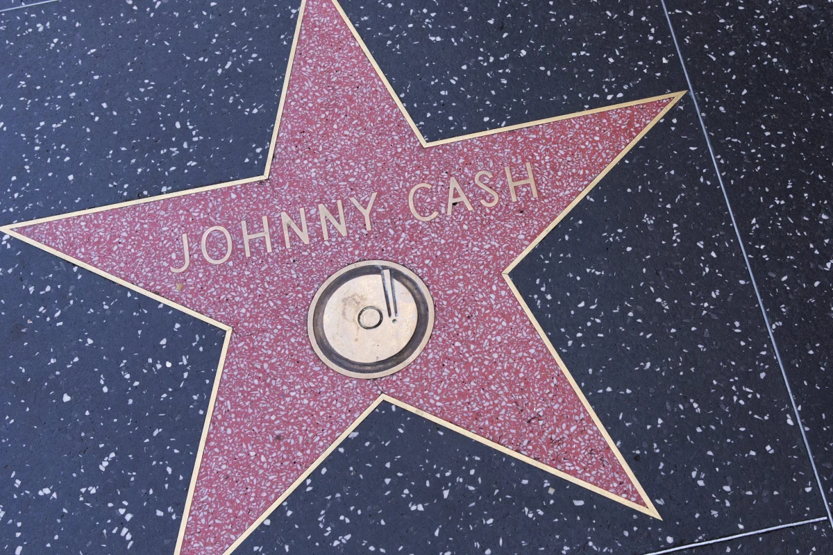 Tuzin niepublikowanych dotąd piosenek Johnny'ego Casha nagranych w latach 80. ukazał się na krążku "Out Among the Stars". Nagrania odkrył w 2012 r. syn legendy amerykańskiej muzyki country, w trakcie katalogowania archiwum ojca. 