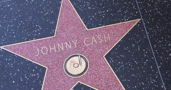 Tuzin niepublikowanych dotąd piosenek Johnny'ego Casha nagranych w latach 80. ukazał się na krążku "Out Among the Stars". Nagrania odkrył w 2012 r. syn legendy amerykańskiej muzyki country, w trakcie katalogowania archiwum ojca. 