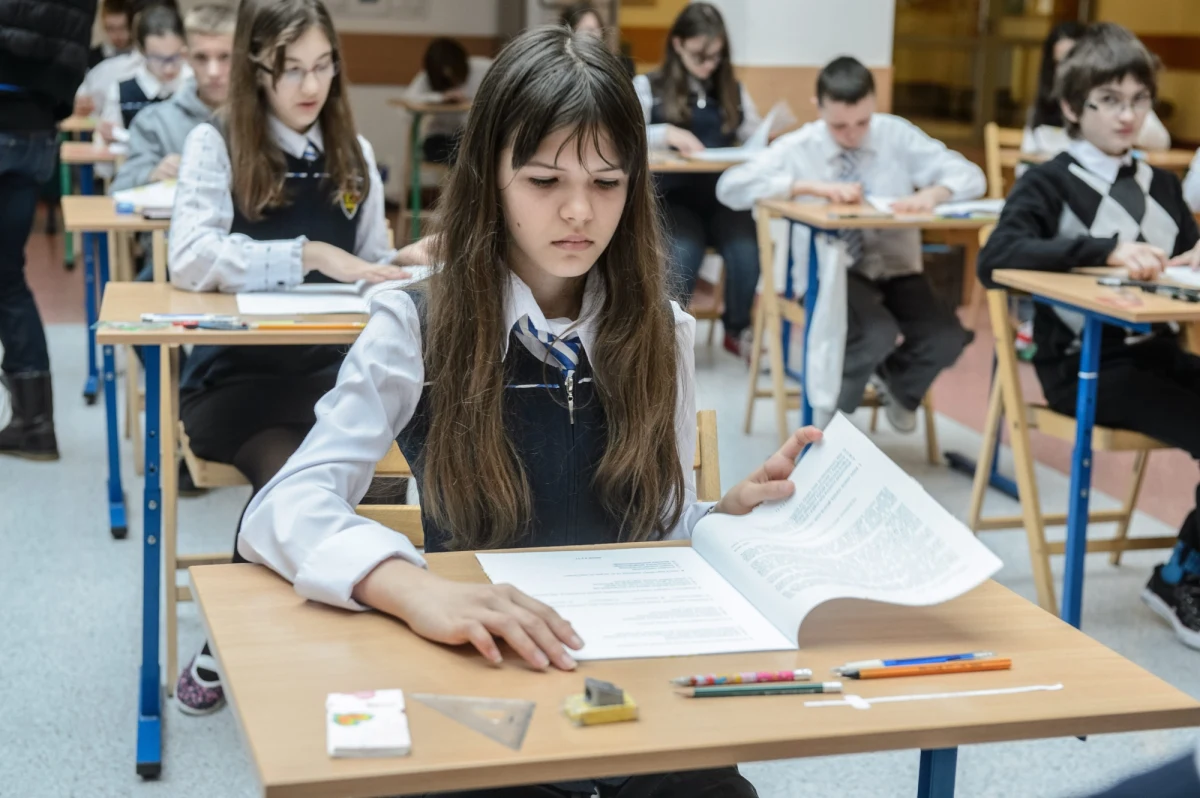 Im może nie być do śmiechu. Dlatego trzymamy kciuki za 351 tysięcy uczniów, którzy przystąpią do pierwszego, ważnego w życiu egzaminu! Na rozwiązanie testu szóstoklasiści będą mieli godzinę. Do zdobycia - maksymalnie - 40 punktów. Ściągać nie warto. Uczeń przyłapany na zerkaniu w notatki musi przystąpić do egzaminu jeszcze raz. I nie jest to prima aprilis! Powodzenia:) 