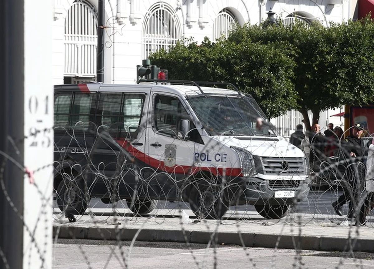 Dwaj policjanci z Tunezji zostali skazani na 7 lat więzienia za gwałt dokonany w 2012 roku na młodej kobiecie - poinformował tunezyjski wymiar sprawiedliwości. Sprawa wywołała wiele protestów. Przed sądem zebrały się tłumy ludzi.