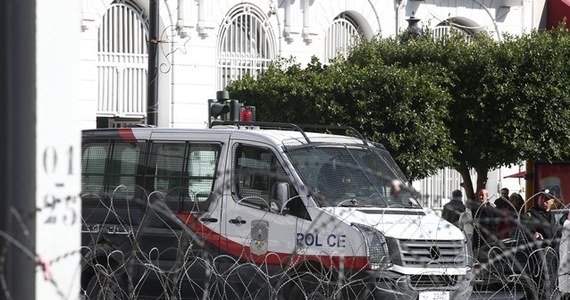 Dwaj policjanci z Tunezji zostali skazani na 7 lat więzienia za gwałt dokonany w 2012 roku na młodej kobiecie - poinformował tunezyjski wymiar sprawiedliwości. Sprawa wywołała wiele protestów. Przed sądem zebrały się tłumy ludzi.