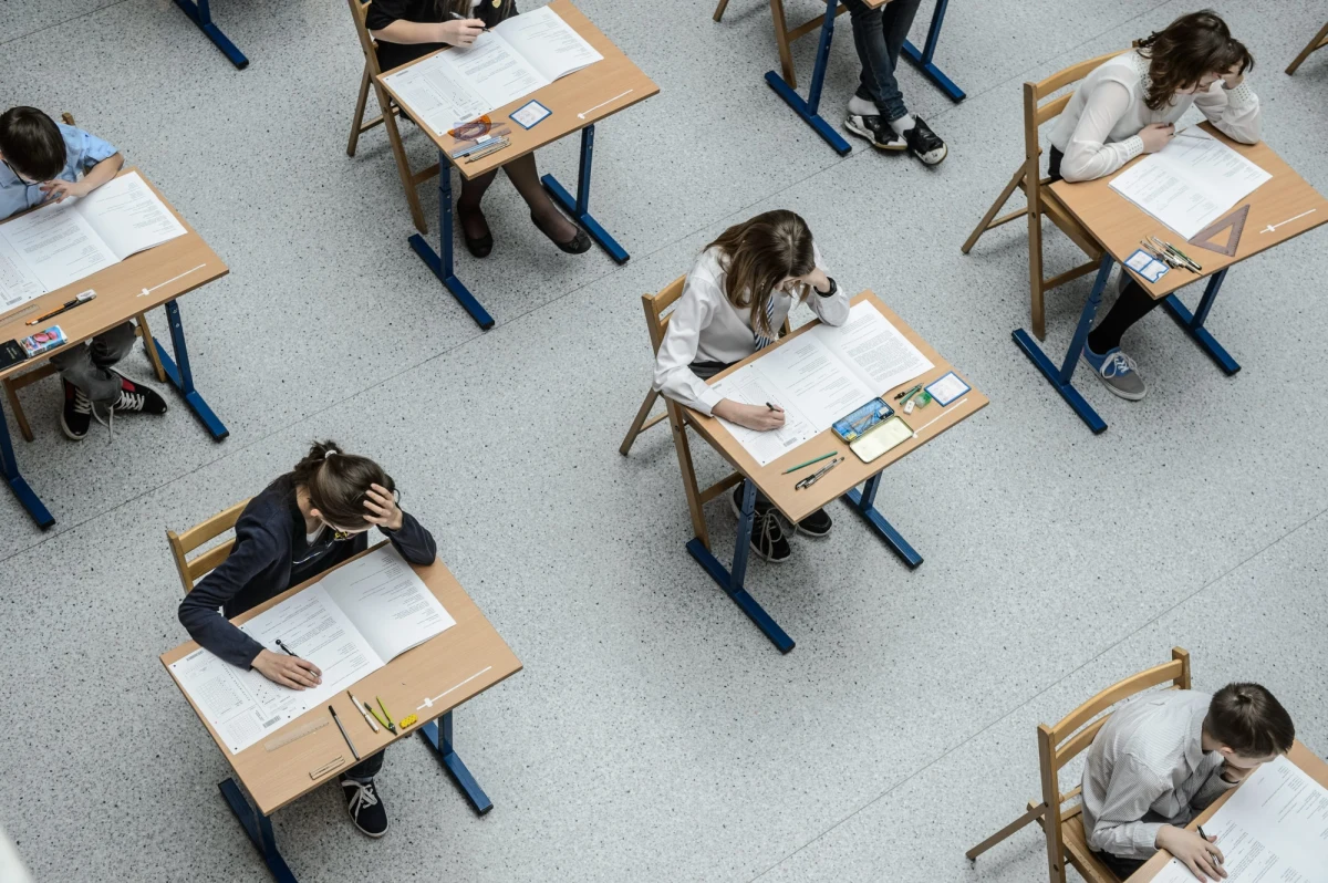 Ponad 350 tysięcy szóstoklasistów z całej Polski ma już za sobą sprawdzian na zakończenie szkoły podstawowej! Zdaniem uczniów z krakowskiej podstawówki, z którymi tuż po egzaminie rozmawiał reporter RMF FM, ciężko nie było. "Test był łatwy i myślę, że wszyscy sobie poradzili" - powiedział Maciejowi Grzybowi Brunon. Na RMF 24 publikujemy arkusze zadań i rozwiązania do nich, opracowane przez naszych ekspertów!