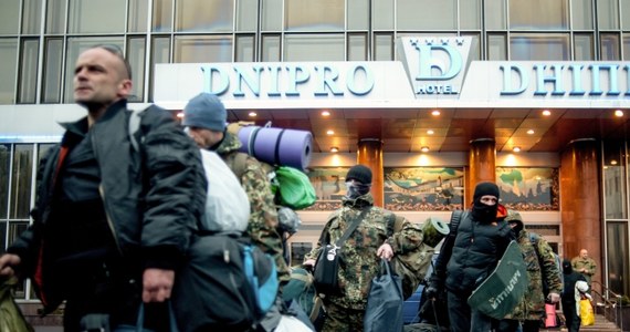Członkowie skrajnie nacjonalistycznego Prawego Sektora opuścili bez broni swój sztab w hotelu "Dnipro" w Kijowie - powiadomił szef MSW Ukrainy Arsen Awakow. Wcześniej zatrzymano należącego do tego ruchu sprawcę wczorajszej strzelaniny w stolicy. 